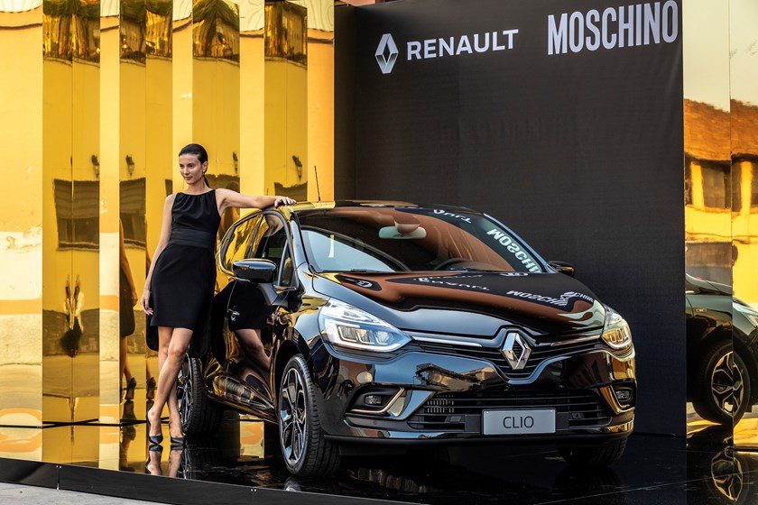 La CLIO MOSCHINO by Jeremy Scott è lauto black gold raffinata ma pop che vedremo sulle strade picture La CLIO MOSCHINO by Jeremy Scott è lauto black gold raffinata ma pop che vedremo sulle strade photo