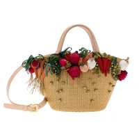 Cesta in paglia con frutta e ortaggi in stoffa