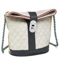 Borsa in ecopelle matelassé con profili a contrasto e tracolla a catena