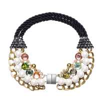 Collana in corda intrecciata con inserti in metallo, pietre e perle