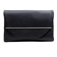 Pochette in pelle con dettaglio in metallo