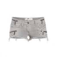 Shorts in denim sfrangiati con applicazioni di borchie 