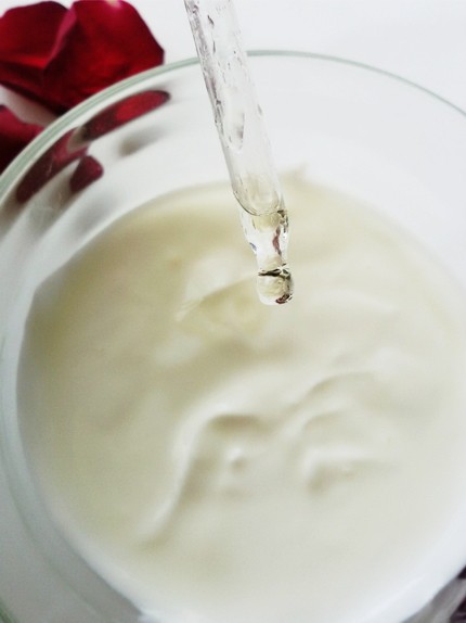 Le maschere per candeggiare di pelle di faccia con un limone