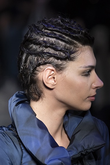 11 acconciature con le trecce per capelli medi | Vogue Italia