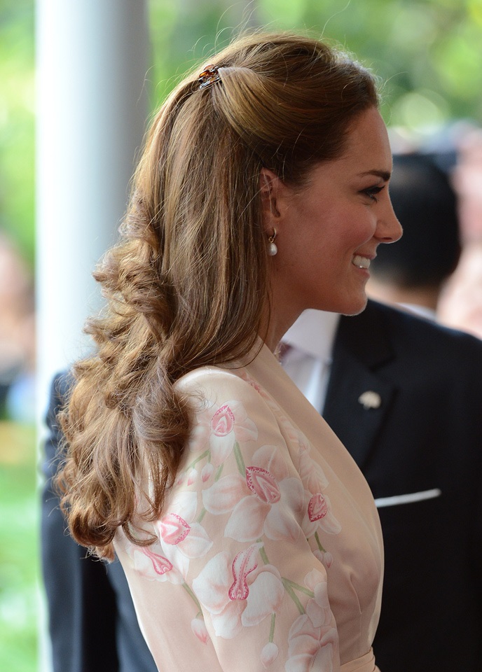 Acconciatura Kate Middleton : Hair Wears Makes Evoking Veil Duchess Bun