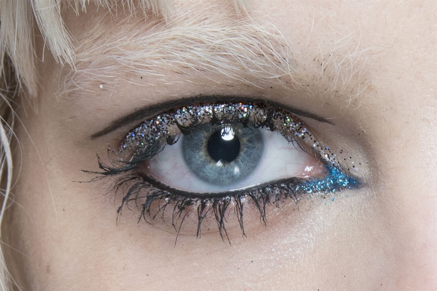 Effetto strobing bagliori di luce tra beauty e moda Glamour.it