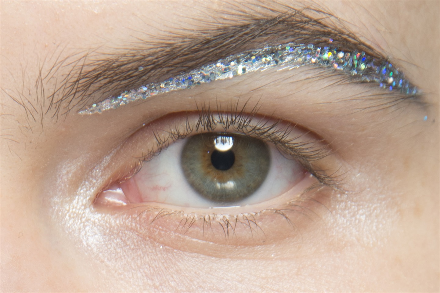 Effetto strobing bagliori di luce tra beauty e moda Glamour.it