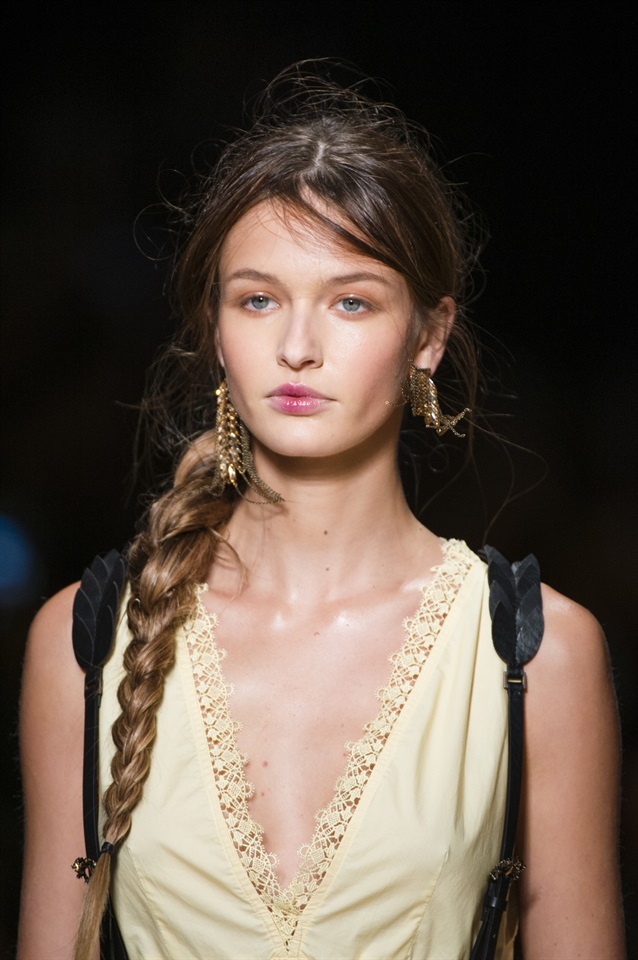 Acconciature capelli medi e lunghi: 20 idee per la spiaggia - Glamour.it