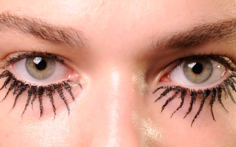 Il mascara? Dalle sfilate arriva la versione trompe-l’oeil Il mascara? Dalle sfilate arriva la versione trompe-l’oeil