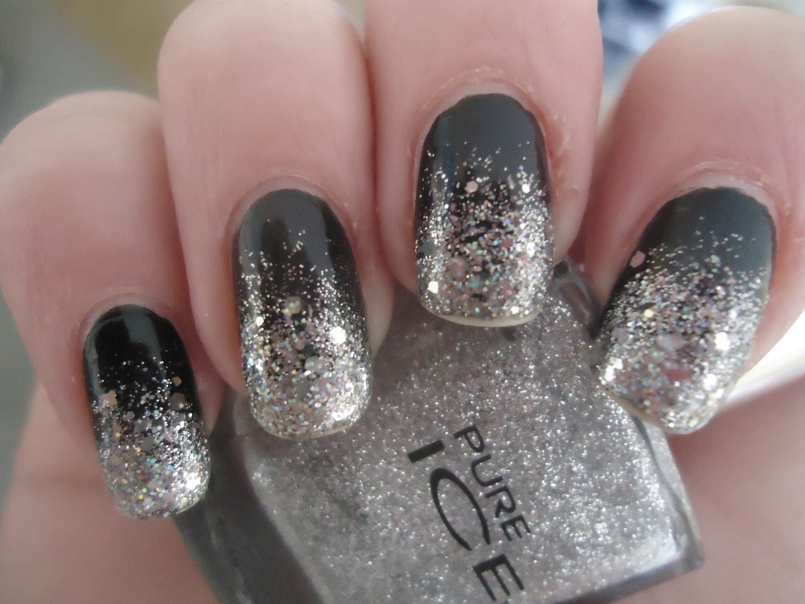 Unghie natalizie, effetto ombré con lo smalto glitter glamour.it