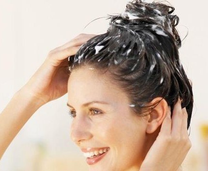 Le maschere per capelli di una faccia imballano srubs