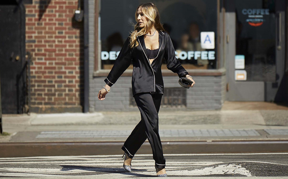 Uno scatto backstage della campagna Autunno/inverno 2018-19 di Intimissimi con protagonista Sarah Jessica Parker