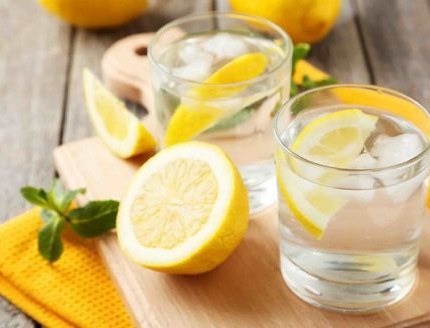 acqua fredda al limone per la perdita di peso